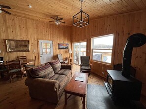 Living area - Cedar Cabin: Luxe cabin with panoramic lake views (Thessalon)