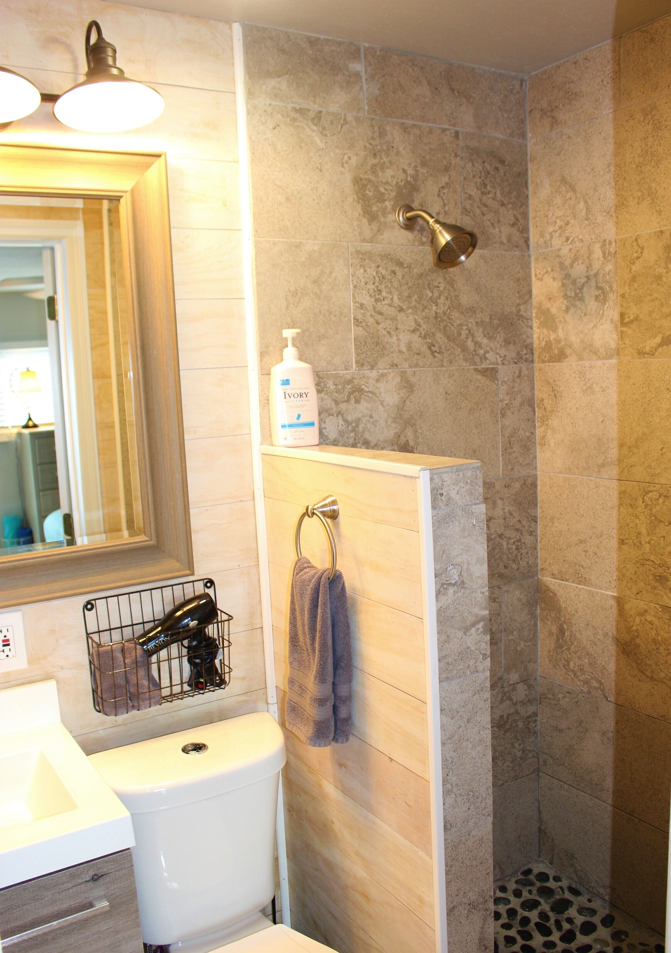 Douche, séchoir à cheveux, serviettes fournies, savon
