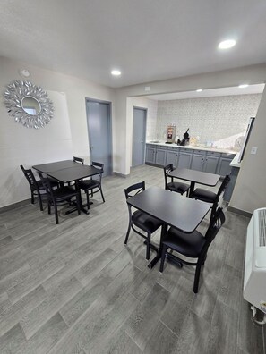 Una cocina moderna con gabinetes grises, una encimera blanca y una estufa integrada.