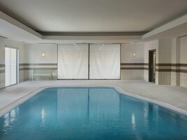 Una piscina techada, una piscina al aire libre