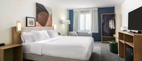 Ein Hotelzimmer mit Bett, Nachttischen, Fernseher, Kleiderschrank und einem Fenster mit Vorhängen.