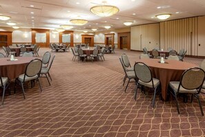 A conference room with round tables and chairs, carpeted floor, and ceiling lights. - Trademark Collection by Wyndham Liverpool/syracuse (Liverpool)