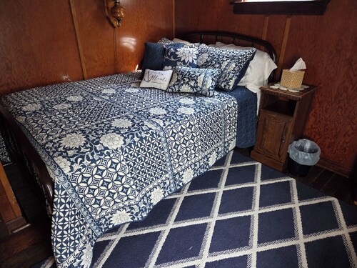 The Cherry Pitt-Cozy 6 bedroom cottage in peaceful Conneaut Lake w/water access.