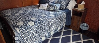 The Cherry Pitt-Cozy 6 bedroom cottage in peaceful Conneaut Lake w/water access.