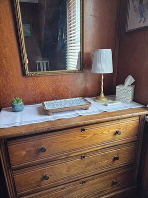 Interior - The Cherry Pitt-Cozy 6 bedroom cottage in peaceful Conneaut Lake w/water access. (Conneaut Lake)