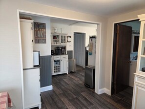 Interior - The Cherry Pitt-Cozy 6 bedroom cottage in peaceful Conneaut Lake w/water access. (Conneaut Lake)