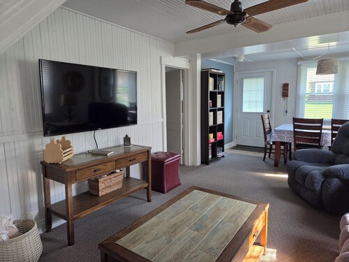 The Cherry Pitt-Cozy 6 bedroom cottage in peaceful Conneaut Lake w/water access.
