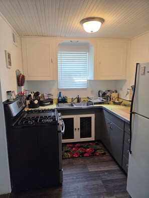 Paper towels, dining tables - The Cherry Pitt-Cozy 6 bedroom cottage in peaceful Conneaut Lake w/water access. (Conneaut Lake)