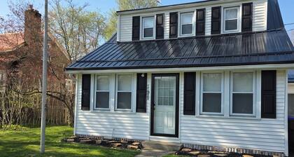 The Cherry Pitt-Cozy 6 bedroom cottage in peaceful Conneaut Lake w/water access.