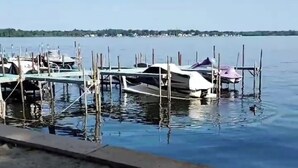Una marina con barcos amarrados a muelles de madera.