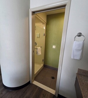 Bathroom - Inn & Suites Near I-90 And Ashtabula (Austinburg)