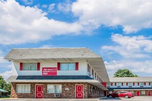 Exterior - Rodeway Inn Kalkaska MI (Kalkaska)