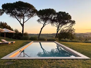 Outdoor pool, a heated pool - Villa Bergamotti: Toscaanse elegantie en verwarmd zwembad (buonconvento)