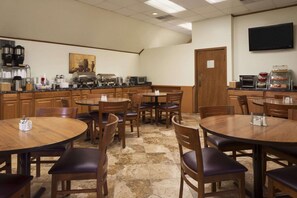 Dining - Suburban Studios Fort Wayne, IN (Fort Wayne)