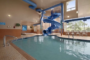 Outdoor pool - Days Inn Red Deer (Red Deer)