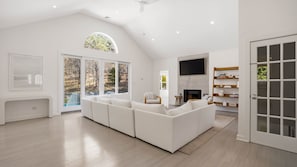 Smart TV, fireplace - Charming Southampton Retreat with Heated Pool, Minutes to Shinnecock Hills... (Southampton)