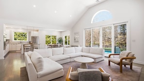 Smart TV, fireplace - Charming Southampton Retreat with Heated Pool, Minutes to Shinnecock Hills... (Southampton)