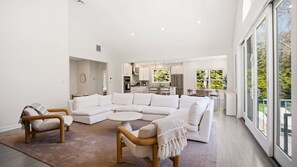 Smart TV, fireplace - Charming Southampton Retreat with Heated Pool, Minutes to Shinnecock Hills... (Southampton)