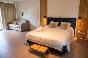 Desk, laptop workspace, blackout curtains, soundproofing - Boutique Hotel Het Zoete Zijn  (Tongeren-Borgloon)