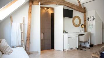 Deluxe suite, uitzicht op tuin | Een bureau, een laptopwerkplek, verduisterende gordijnen