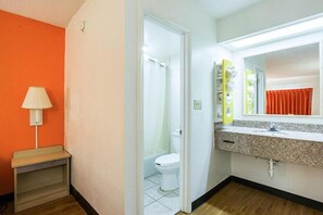 Bathroom - River City Hotel Decatur AL (Decatur)