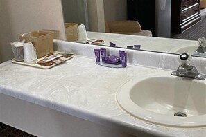 Bathroom - Knights Inn and Suites Emporia (Emporia)