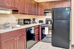 Fridge, microwave, stovetop, dishwasher - Peaceful 1 Bedroom Apartment w Hot Tub & Pool (Orlando)