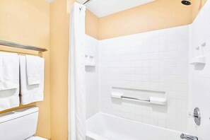 Shower, hair dryer, towels, shampoo - Peaceful 1 Bedroom Apartment w Hot Tub & Pool (Orlando)