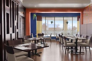 Dining - Days Inn by Wyndham Blainville Conference Centre (Blainville)