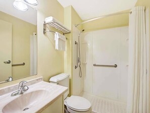 Bathroom - Rodeway Inn Liberty (Liberty)