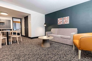Living area - Days Inn And Suites Revelstoke (Revelstoke)