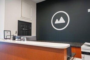 Lobby - Days Inn And Suites Revelstoke (Revelstoke)