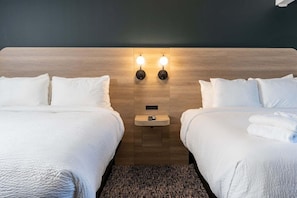 Room - Days Inn And Suites Revelstoke (Revelstoke)