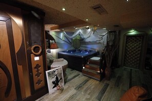 A room with a hot tub, a wooden cabinet, a framed picture, and a patterned wall. - 2 Kitarrat Boutique Hotel and Spa (Durrës)