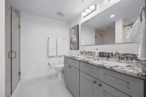 Shower, hair dryer, towels, shampoo - RIVER FLY IN: The Merritt, Launchpad Lookout View (Merritt Island)