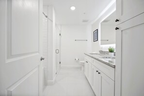 Shower, hair dryer, towels, shampoo - RIVER FLY IN: The Cocoa, Island Horizon View (Merritt Island)
