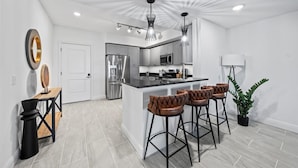 コーヒー / ティーメーカー、冷蔵庫、電子レンジ、オーブン