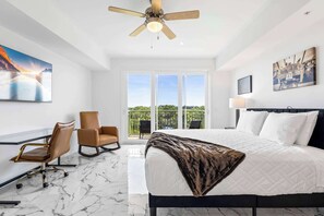 Desk, iron/ironing board, travel cot, WiFi - RIVER FLY IN: Coastal Penthouse, Panoramic Views (Merritt Island)