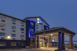 A hotel with a prominent 'Best Western' sign, a covered entrance, and a clear sky. - Best Western Dawson Creek (Dawson Creek)