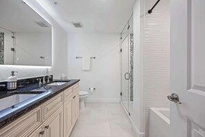 Douche, sèche-cheveux, serviettes fournies, shampoing