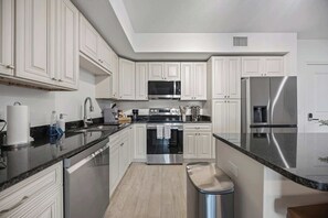 Refrigerador, microondas, horno, placa de cocina