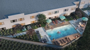 Una piscina al aire libre