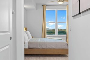 Desk, iron/ironing board, travel crib, WiFi - RIVER FLY IN: The Meritt, River & Runway View (Merritt Island)