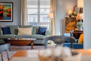 Ein Wohnzimmer mit einer Couch, einem Couchtisch und Lampen.