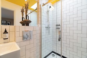Bathroom - Room2 Hammersmith Hometel (London)
