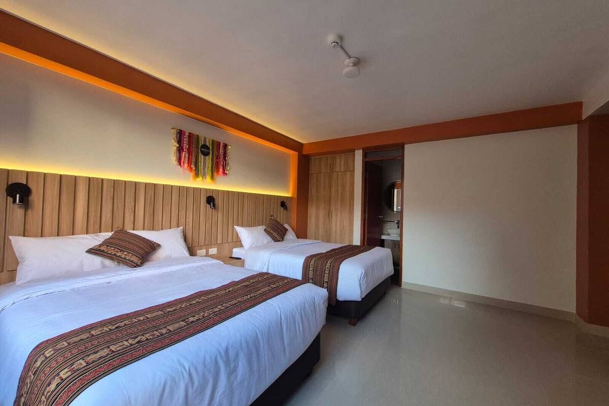 Kamar Quadruple Klasik | Meja kerja, ruang kerja ramah laptop, dan Wi-Fi gratis