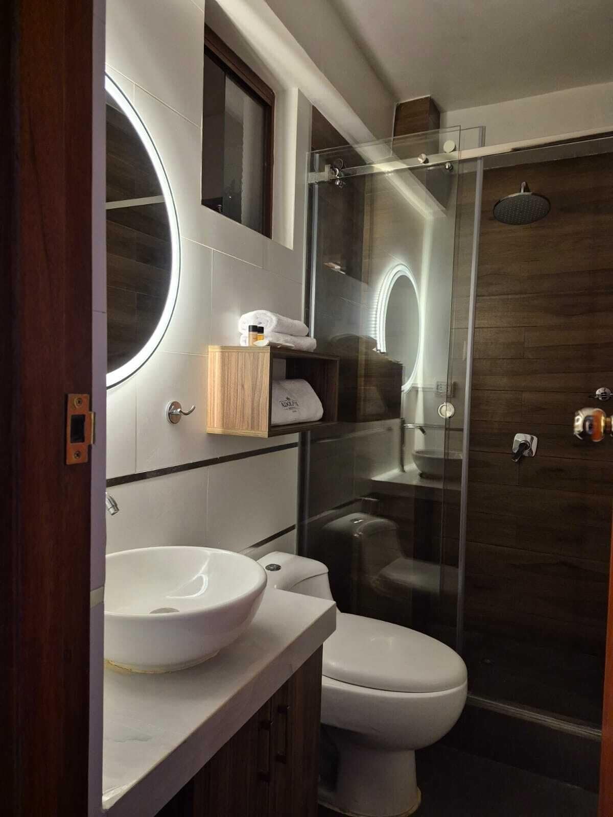 Chambre Double Classique | Salle de bain | Douche, sèche-cheveux, serviettes fournies, savon