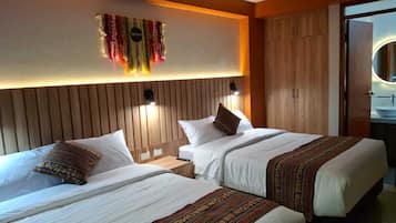 Family Quadruple Room | Desk, laptop workspace, free WiFi