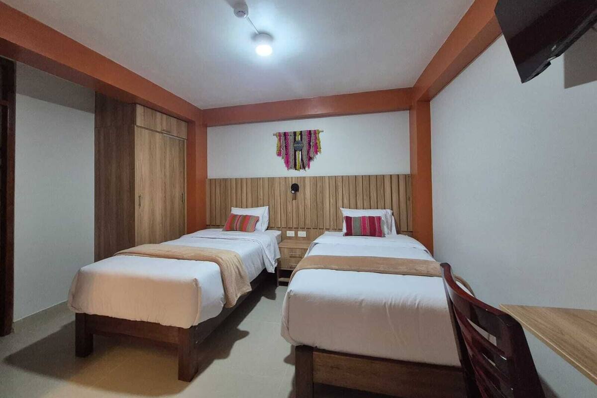 Kamar Twin Comfort | Meja kerja, ruang kerja ramah laptop, dan Wi-Fi gratis