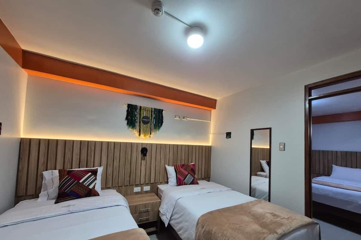 Kamar Quadruple Standar | Meja kerja, ruang kerja ramah laptop, dan Wi-Fi gratis